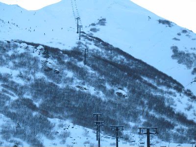 2er Sessel entlang der roten Piste hoch zum höchsten Punkt