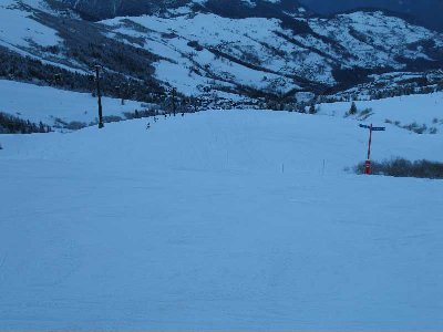 Zwei Blaue Pisten im Bild; links die Gondel