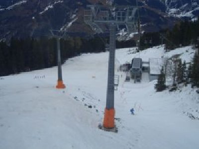 Blick Richtung Gipfelbahn Talstation. Der Bereich zwischen den Liftstützen gehört zur geöffneten Skipiste!