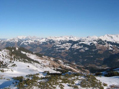 Die östlichen Kitzbüheler Alpen. Unten das Schneeband der Piste 67 am Talsen