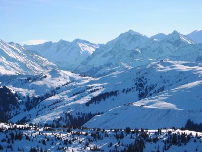 Zoom zum Pass Thurn Skigebiet. Hier sieht es winterlicher aus. Dahinter die Hohen Tauern