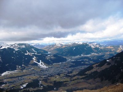 Tiefblick in den Kessel von Kitzbühel vom Hochetzkogel