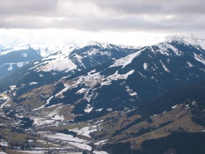 Blick nach Jochberg und auf das Schneeband der gestrigen Skitour. Rechts oben Wurzhöhe und Talsenkogel