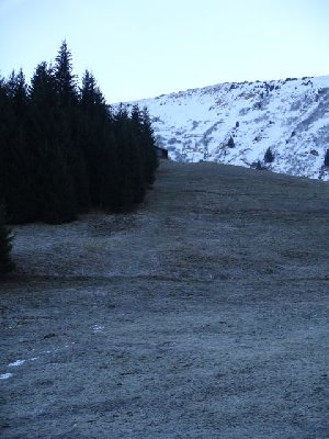 an der alten trasse steht lediglich noch eine doppel portalstütze! der obere teil wird weiter für eine materialseilbahn benötigt......