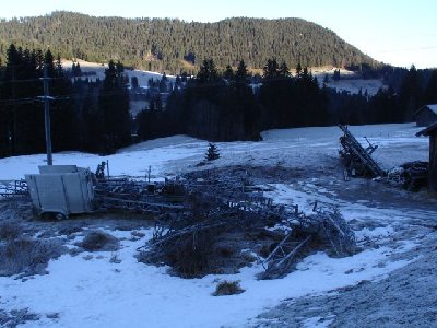 einige liftteile liegen noch an der bundesstrasse..... weit vor riezlern!
