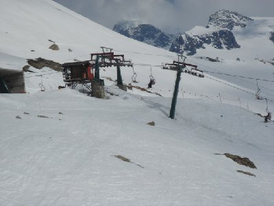 Von der Bergstation der gestrichenen Sesselbahn zur heute noch bestehenden.