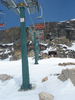 Fahrt auf der gestrichenen Sesselbahn