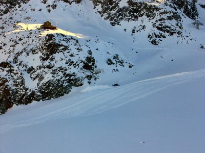 Hier sieht man den Grund, oben fehlen einige Meter Schnee. Vielleicht bleibt der Lift diese Saison zu, aber spätestens nächsten Winter werden sie den Lift nicht mehr öffnen können.