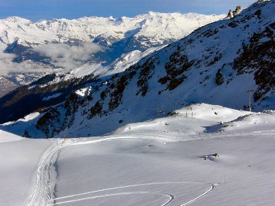 Der Schlepplift Glacier 1+2 steht bis heute, er war noch nicht einen Tag in Betrieb diese Saison. Die Schneelage wäre im unteren Bereich gerade so ausreichend.