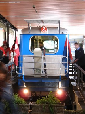 Wagen der SSB Madonna del Sasso in Locarno in der Talstation. Man beachte die Geräte im Transportkorb!