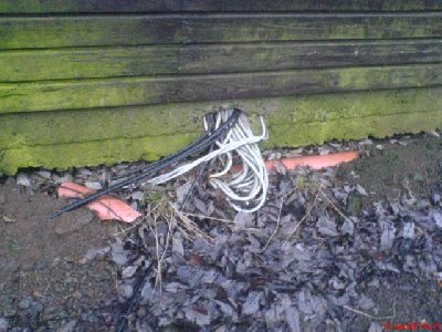 und hier laufen alle drähte buchstäblich zusammen! gibt scheinbar für alle drehkreuze nur einen Pc!!! hab in den talstationen sonst nämlich kein pc gesehen wie es sonst eigentlich üblich ist aber kann ja sein dass die beim skibetrieb noch kommen...