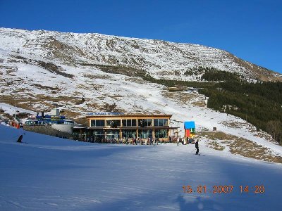 Gegenüber die Mösernalm, und der Wonnelift mit Abfahrt.