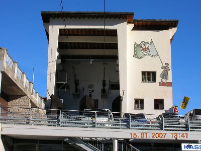 Talstation alte Komperdell PB. Drunter ist der Skikartenverkauf.