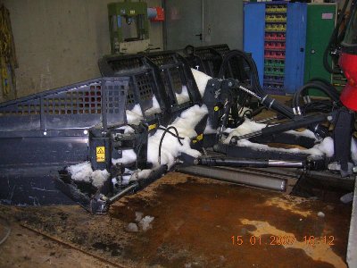 Das ist übrigens der Fisser Parkbully. D.H. Schild und Fräse können höher gehoben werden, als bei den normalen PB.