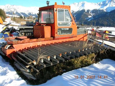 Hmmm....der steht schon länger da.....Am Wonnehang steht der Bruder mit 2 Schneekanonen druf.