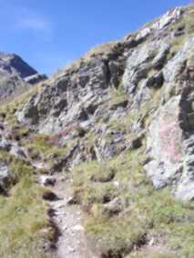 der einzige hinweis direkt am furgler-see, wie man zurück zur mittelstation kommt (schlecht zu erkennen: ein verwittertes rotes &amp;quot;KH&amp;quot; (für kölner haus) am felsen)