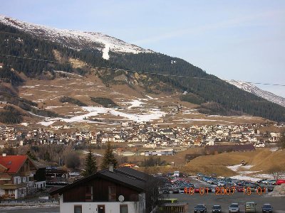 Blick nach Fiss mit typischen Schneebändern diesen Winter...Oben dürfte die &amp;quot;Extreme&amp;quot; Schwarze der Frommes sein.