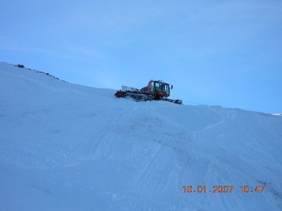 Der PB600W wird von einer Prinoth gehalten....