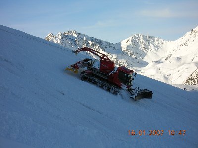 Seltsam....mitte Januar, und es muss bereits abseits der Piste Schnee zusammengeschoben werden.