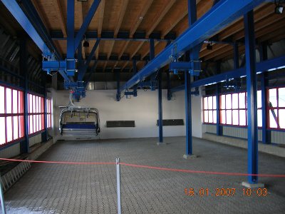 Runter gings zur Zwölferbahn...ne ältere 4KSB, die auf 4Bubble umgebaut wird. Durch den Bahnhof kommt man in den Einstiegsbereich.