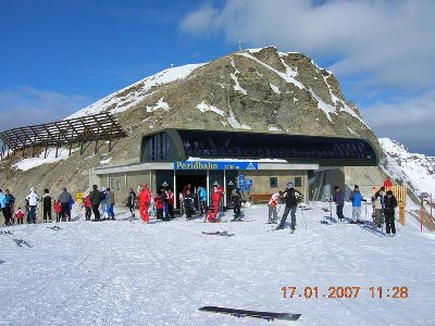 Warum hat man hier den Beton Steinmässig angemalt? Sieht seltsam aus.