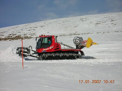Auch in Serfaus werden Schneedepots angehäuft....Hier an der Lawenspiste.