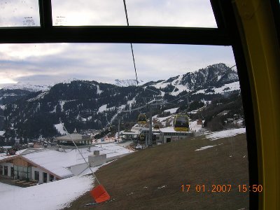 Blick zur Mittelstation oder Bergstation, ganz wie mans will. Hinten zu sehen dürfte Waldbahn und Puinzbahn sein.