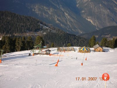 Talstation Plazötllift mit Schirm und Hütte...links gehts zum Almlift.