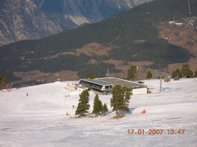 8KSB Schöngampbahn, mit Braunen Bergen im Hintergrund(Inntal incl. Autobahn)