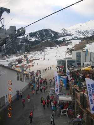 Blick zur Schönjochbahn, den Braunen Schnee am Ende der Piste, und das Gewusel an der Hexenalm.