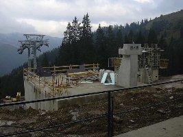 so -- geschafft- die Baustrasse is 3,6 km lang- und hat nen H. U. von ca. 350 m- von 1090- 1440 m-- wenn mein Höhenmesser stimmt...der iss von Lidl
<br />Bergstation noch net angefangen-- aber wird schon bis zum Winter fertig sein-- hoffe ich --