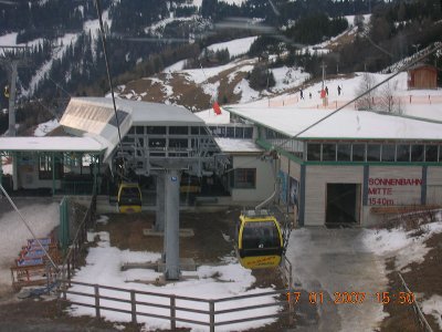 Mittelstation...hier kreuzt die Frommes etwas unglücklich den Poschilift.