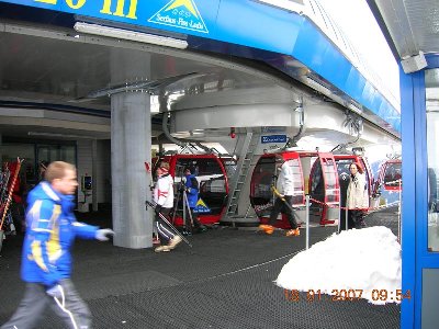 Vorboten des Sturms: Kein Durchfahrbetrieb mehr an der Schönjoch....