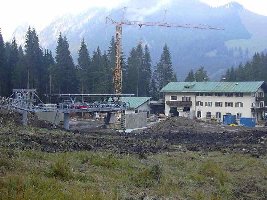 ich dachte ich spinn- die ham da nen ganzen Wald abgeholzt-- die neue Talstation und die alte dahinter-- schaut ganz schön leer aus...