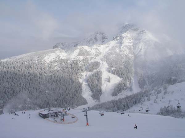 Blick Richtung Brigitzköpfle, davor die Talstation der Karleitenbahn