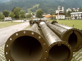 Poma Stützen, schon in grün!
<br />Außer in Obertauern hab ich die bemalten Stützen noch nirgens gesehen.