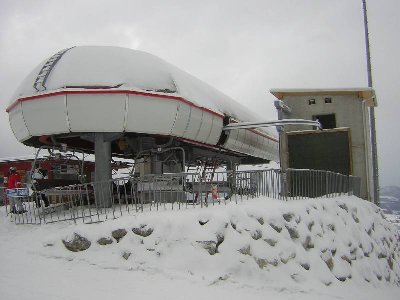 Bergstation Hocheck Express. Wartungspodest improvisiert zugesperrt