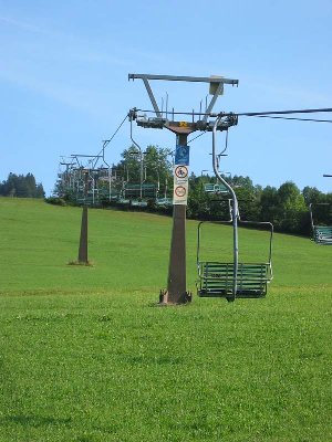 DSB Spielbergalm (Gaissau), Länge  2311 Meter, 15,5 Minunten Fahrzeit im Winter und knapp 20 im Sommer. Unter optimalen Bedingungen versteht sich. Kap.: 870 P/h.