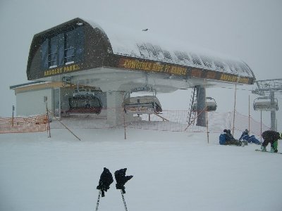 Und noch die Komplettansicht der Bergstation. &amp;quot;Cowgirls ride it harder&amp;quot; - aha! Vielleicht spielen sie in dem neuen &amp;quot;Chill House&amp;quot; ja nur das &amp;quot;Lasso-Lied&amp;quot;?! Hehe.