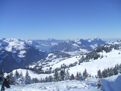 Panorama auf dem Spirstock mit eigentlicher roten Piste Richtung Lauchern/Spirstock Talstation