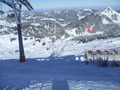 Blick auf die Strecke der 6KSB Hesisbol<br /><br />mit Piste links von der Bahn