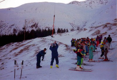 Zu wenig Schnee: Einstieg in der Mitte des Liftes Dieni-Milez, Februar 1990