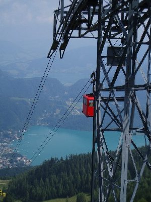 talwärtsfahrende rote Kabine