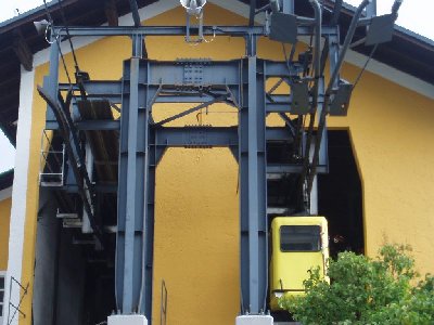 einfahrende gelbe Kabine in die Talstation