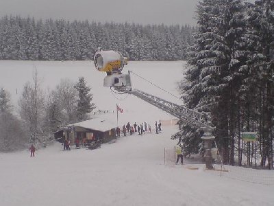 Ohne die Kanonen wäre auch in Winterberg kein Skibetrieb möglich, Kanone mit Schwenkarm am Brembergkopf