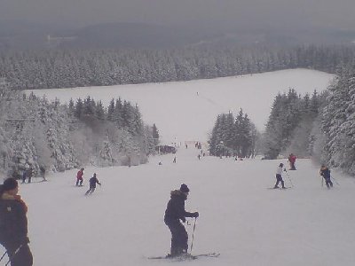 Nochmals die Piste am Brembergkopf, endlich auch Naturschnee im Sauerland, wenn auch zu wenig...
