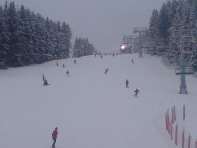 Flutlichthang bei einsetzender Dunkelheit