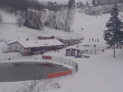 Der ehemalige Schlepplift am Parallelhang, die Talstation will einfach nicht verschwinden