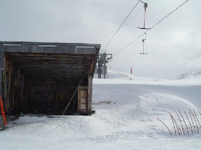 Alte und neue Bergstation Skilift Brämebüel