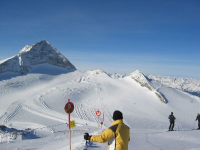 Blick von der gefrorenen Wand (3250m) hinüber zum Olperer